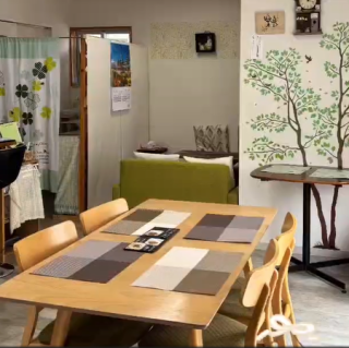 【ソファー3名×1席】おしゃれなソファー席でゆったりとリラックスしながら、友達との楽しいひとときを過ごせます。どこかホッとするようなお店の雰囲気です。ランチ・ディナー共に営業しているので、幅広いシーンで利用出来ます。ぜひお気軽にお立ち寄りください。