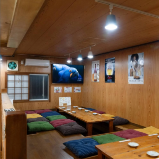 お座敷席を繋げると最大26名様でご利用が可能となっております！わいわいガヤガヤ、気軽に楽しめる地域密着の居酒屋です。宴会コースはどれもたっぷり2時間・生ビール付き飲み放題付き！ お手軽3,000円（税込）～ちょっと贅沢な4,500円（税込）まで、ご予算やシーンに合わせて選べるラインナップです。  