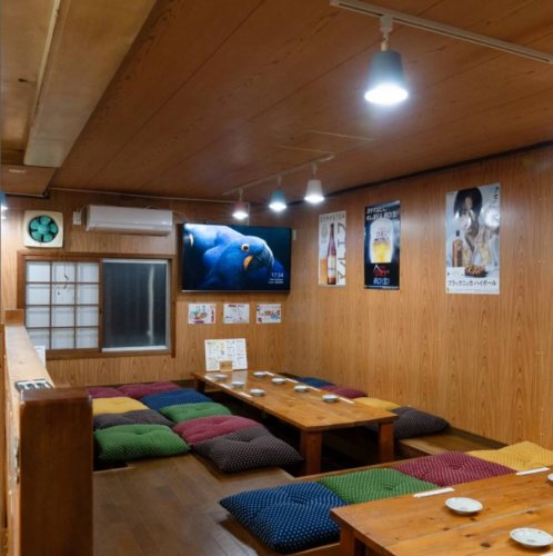 お座敷席を繋げると最大26名様でご利用が可能となっております！わいわいガヤガヤ、気軽に楽しめる地域密着の居酒屋です。宴会コースはどれもたっぷり2時間・生ビール付き飲み放題付き！ お手軽3,000円（税込）～ちょっと贅沢な4,500円（税込）まで、ご予算やシーンに合わせて選べるラインナップです。  