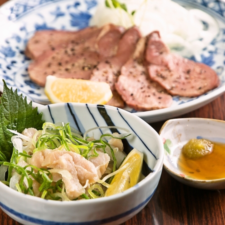 JR鷹取駅から徒歩2分、豊富な自家製キムチと手羽山椒、ミノ刺し、牛タン刺が名物♪