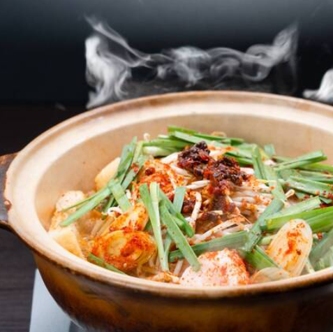 寒い夜にぴったり!旨辛×野菜たっぷりのあったか鍋♪