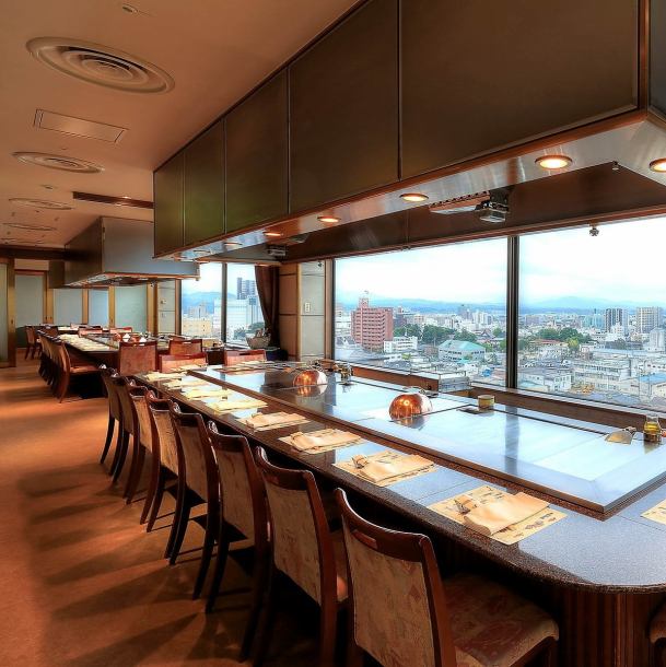 Special space that can overlook Koriyama.At lunchtime, you can enjoy the open view spreading outside the big window and the night view at the dinner time.