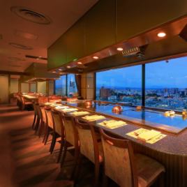 [Private room] Please enjoy the night view from the window.We have a total of 30 seats, including a private room counter and a separate lounge.We will guide you according to the number of customers.※ The photo is one example