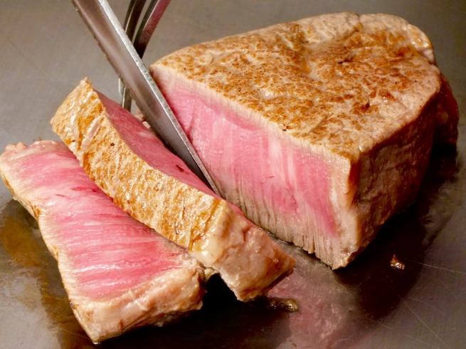 Long-established restaurant with teppan-yaki 【Steakhouse Hama】 Please enjoy high-quality Kuroge Wagyu beef picked out.