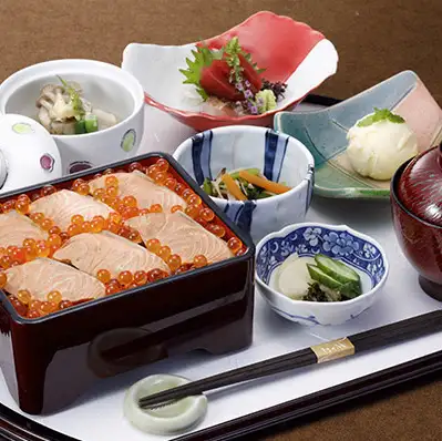 【僅限九月和十月!秋季特供:鮭魚籽飯(僅限晚餐)】鮭魚籽飯便當盒 ◆ 6000日圓(含稅)