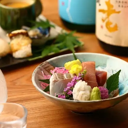 【热门周六限定套餐】八月至九月(含90分钟畅饮)由本店主厨精心打造的精致小套餐,共8道菜,8000日元