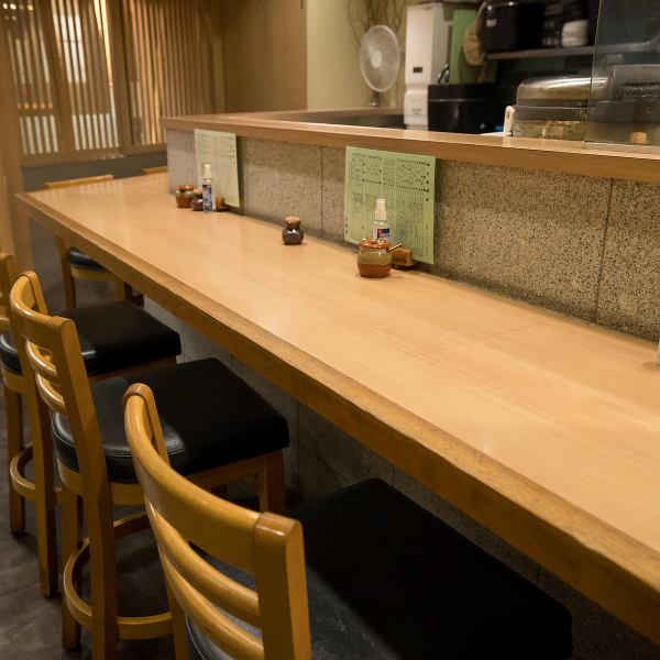 【和を基調とした落ち着いた空間】目の前で調理が見えるカウンター席、特等席が7席ございます。2名様x7、4名様x1、7名様x1のテーブル席もご用意しております。宴会などに応じた