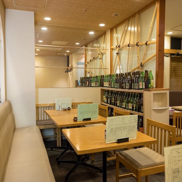 【奥のお席で半個室的貸切も可能◎】、テーブルを合わせて大人数での貸切、奥の席で半個室空間貸切も可能です。ご宴会やお食事会など、お気軽にご利用ください♪