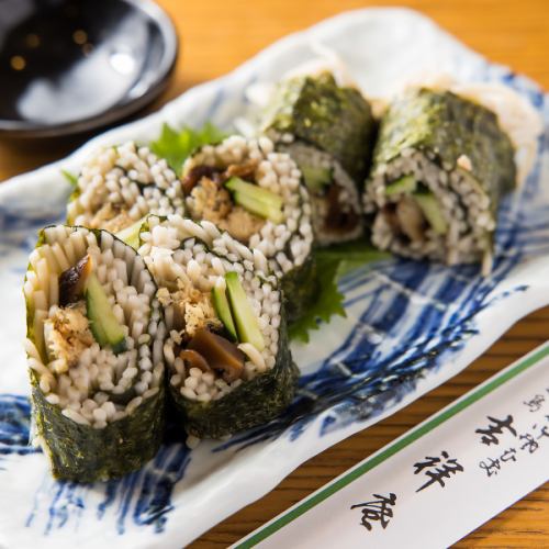 老舗の蕎麦屋だからこそ味わえる特製の蕎麦寿司など手作りの豊富な一品メニューをご用意!500円(税込)~