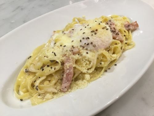 Truffle-scented carbonara with soft-boiled egg (fettuccine)
