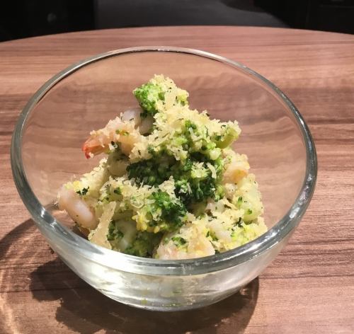 Apulian salad with shrimp and broccoli
