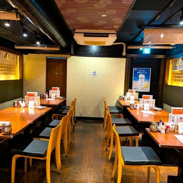 【貸切OK！幅広いシーンに対応】広々とした店内は、少人数から大人数まで様々なシーンに対応可能です。アットホームな雰囲気で、くつろぎながらお食事をお楽しみいただけます。※写真はイメージです。