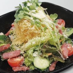 ベーコンとサクサクポテトのシーザーサラダ