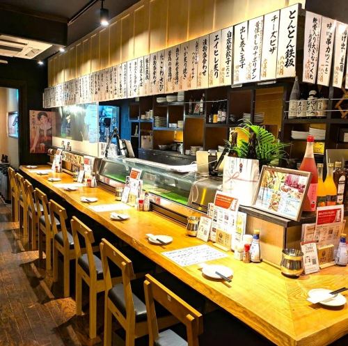 ワイワイ楽しめる空間で、絶品手羽先を堪能。