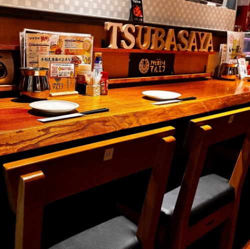 気軽に立ち寄れるカウンター席は、お一人様でのご利用はもちろん、肩を並べて語り合いたいデートにもぴったり!