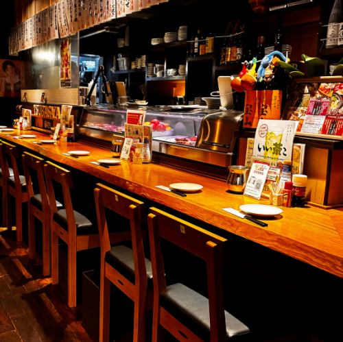 ワイワイ楽しめる空間で、絶品手羽先を堪能。