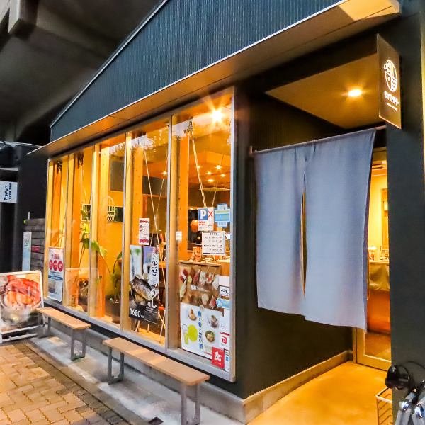 落ち着きのある空間で、お出かけの際のランチやお仕事帰りの一杯、ご友人との飲み会等様々なシーンにご利用ください！平日は15時まで、週末は16時までランチタイム営業で、17時からはお酒と一緒に楽しめる夜メニューをご提供しております！