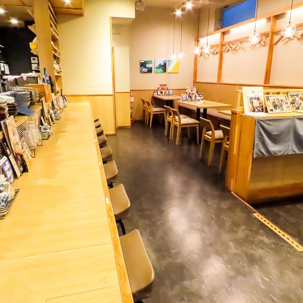 【落ち着きのあるカウンター席◎】お一人様でも気兼ねなくご利用できるカウンター席ございます！全国各地から食材を厳選し、新鮮な海鮮を使用した料理はどれも絶品！お酒はビールやハイボール、サワーなど多彩なラインナップをご用意しております◎お仕事帰りのちょい飲みやデート、女子会などにもオススメです♪