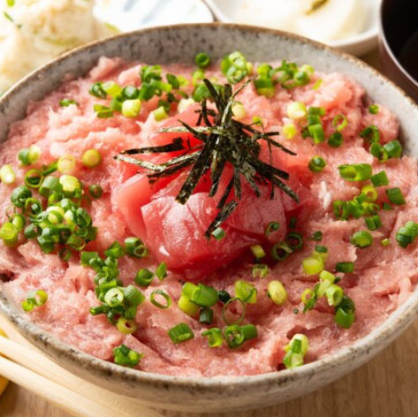 採用真正的藍鰭金槍魚製成！蔥拌鮪魚蓋飯（含小菜和味噌湯）