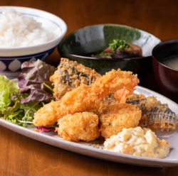 什錦炸物套餐（含小菜和味噌湯）