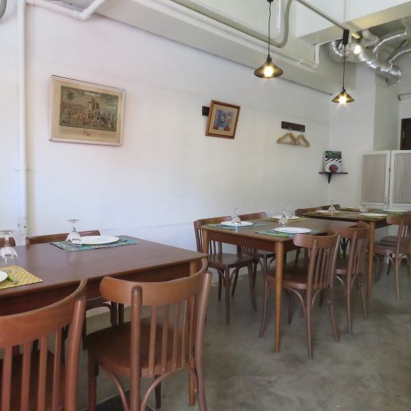 【ゆったりとしたお席で貴重なひとときを】4名様のテーブル、カウンター、カップルシートをご用意しており、それぞれおくつろぎいただきやすいよう間隔をとったテーブル席となっております！それぞれのお席がご予約可能なので、幅広いシーンの利用にもご対応致します◎