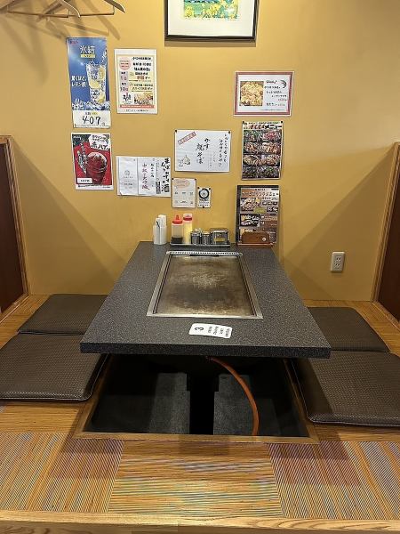 【4名席×3 掘りごたつ】足を伸ばしてゆっくりとおくつろぎいただける掘りごたつ席がございます♪ご友人やご家族とのお食事などにぜひご利用ください！美味しいお好み焼き、一品料理をご用意してお待ちしております☆