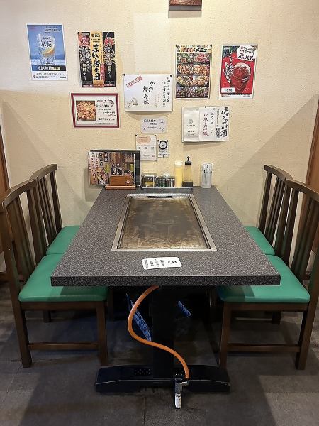 【4名席×3 テーブル】4名掛けのテーブル席がございます！飲み会や打ち上げ、歓送迎会などの各種宴会のご利用も可能です♪宴会にぴったりの飲み放題付きコースもご用意しておりますのでお気軽にご相談ください◎