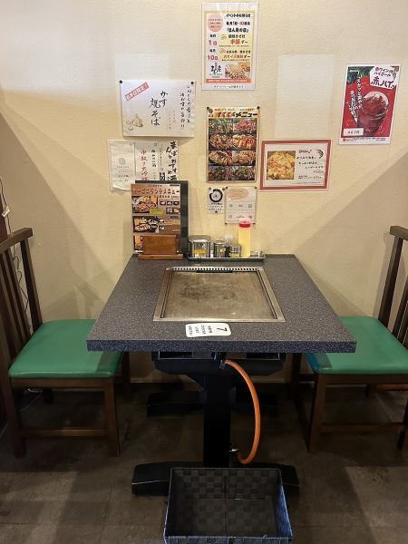 【2名席×1 テーブル】ゆったりできる2名様用のテーブル席がございます♪親しいご友人とのお食事、デートなどにご利用ください！当店はサービスランチメニューもございますので、ランチタイムのご利用にもぴったりです◎
