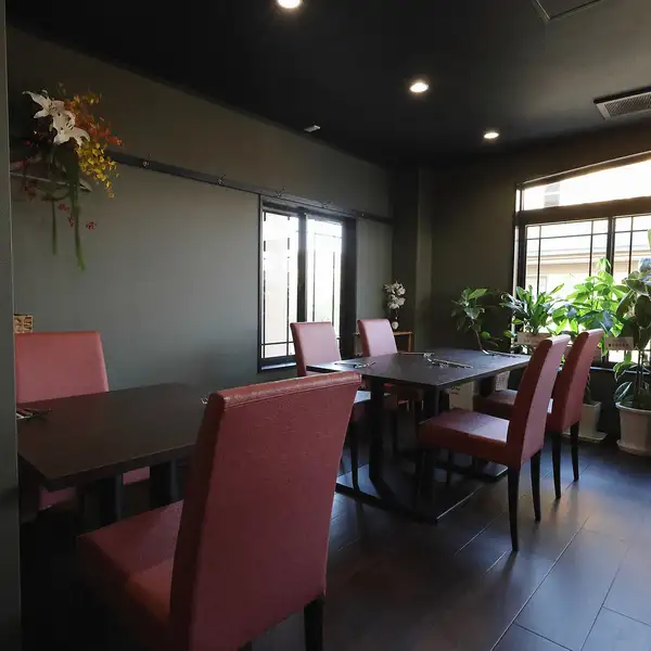 贅沢なプライベート感を大切にした店内は、席間もゆったり。暗めの照明が優しく包み込む空間で、隣を気にせず会話ができるのが魅力です。穏やかに流れる時間を感じながら、極上の食事を囲み、大切な方とゆっくり食事と会話を楽しみながら過ごす。そんな特別なひとときをお届けいたします♪