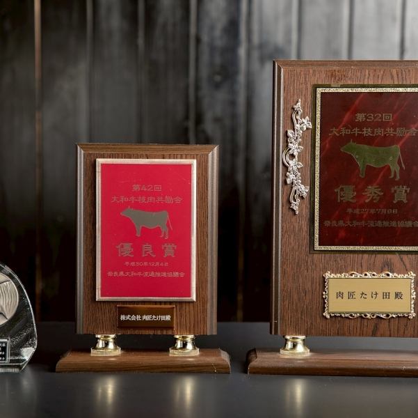 当店はサービスはもちろんのこと、食材にもこだわっております。品質共に認められたお肉をご提供しておりますので味には絶対的な自信を持ってお出ししております！ご家族での団らんから、接待、記念日まで、様々なシーンでご利用ください。都会の喧騒から離れた落ち着いた空間で、心ゆくまでお料理をご堪能ください。