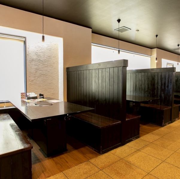 間接照明の柔らかな光が灯る店内は、大人の隠れ家のような落ち着きのある雰囲気です。店内は、気の合う仲間との食事に最適なテーブル席から、大切な方とのお食事にぴったりのお席まで、幅広いシーンに対応可能◎こだわりの空間で、最高品質の肉と上質なお酒をお楽しみください♪