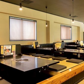 お座敷　掘りごたつで足を楽にしてお座りいただけます。一席MAX１０名様　×　４席