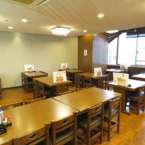 <p>靠窗的特别座位☆ 悠闲地吃午饭吧。晚上可以看到整个新宿的夜景！</p>