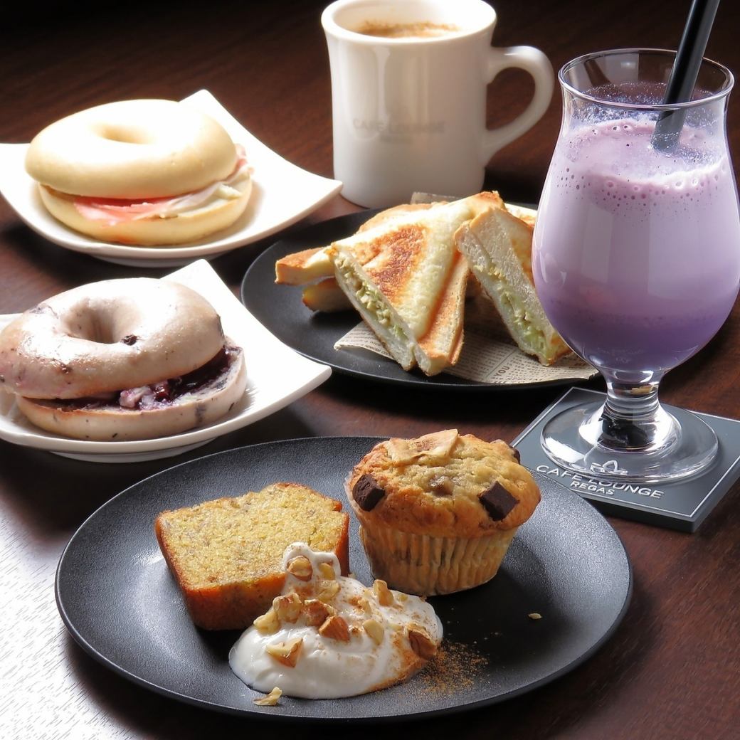 テラスで開放感を満喫◎観戦モニター完備の心地よいカフェでソファーや個室席も充実！