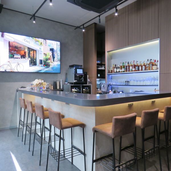 少人数利用にも配慮し、カウンター10席、3名掛けソファー席や2名用テーブル、8名様個室を用意◎席それぞれが居心地良く、距離感を大切にできるレイアウト♪一人で過ごすリラックスタイムはもちろん、カップルでの利用にも理想的な雰囲気です☆多様なシーンに対応できる柔軟な設計が魅力です！