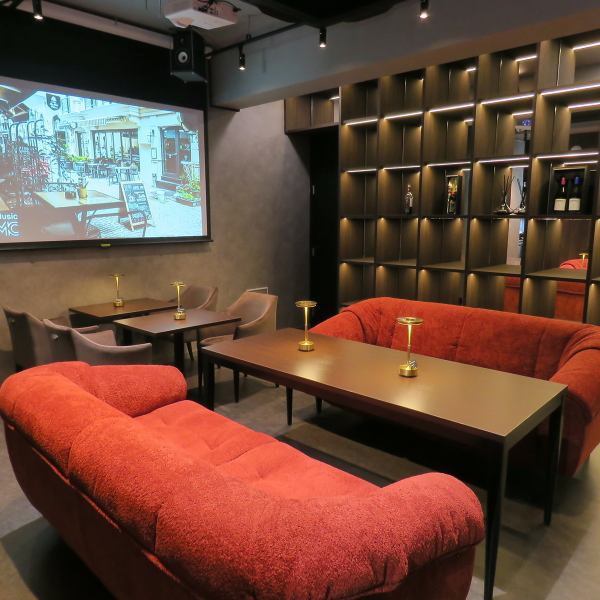 REGAS CAFE LOUNGEでは、最大10名まで対応できる貸切スペースを完備しております◎フロア貸切をご希望の場合は事前にご連絡ください♪大型モニターを備え、スポーツ観戦や映像鑑賞を盛り上げる演出も可能☆カジュアルな雰囲気の中でプライベートな時間を共有できるため、歓送迎会やパーティにもおすすめです！