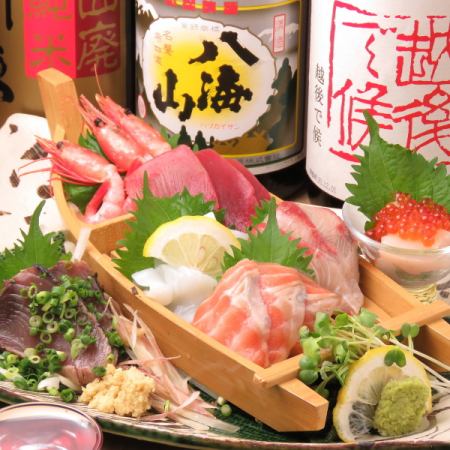 A Japanese-style izakaya with delicious specialties such as fresh fish delivered directly from the market and charcoal-grilled chicken.