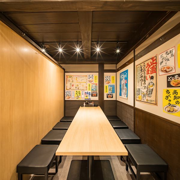 【在私人包间享受私密聚会】我们提供私密包间,让您无需担心打扰他人,尽享放松时光!非常适合小型聚会、闺蜜之夜或浪漫约会。温暖的木质装潢和恰到好处的灯光营造出轻松惬意的氛围,让您在舒适的环境中品尝烤鸡串、肉火锅等热门美食。如果您注重隐私,这里绝对是您的理想之选!