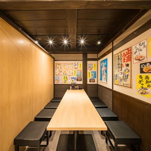 <p>【在私人包间享受私密聚会】我们提供私密包间,让您无需担心打扰他人,尽享放松时光!非常适合小型聚会、闺蜜之夜或浪漫约会。温暖的木质装潢和恰到好处的灯光营造出轻松惬意的氛围,让您在舒适的环境中品尝烤鸡串、肉火锅等热门美食。如果您注重隐私,这里绝对是您的理想之选!</p>