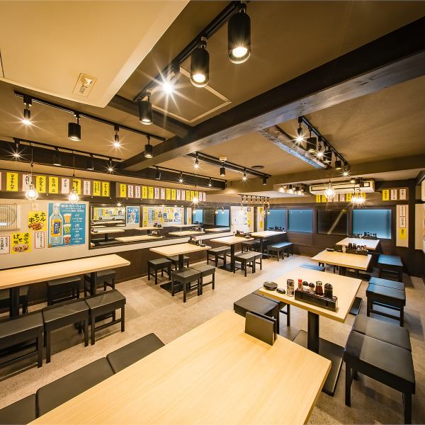 【轻松开阔的氛围】明亮宽敞的室内空间,是朋友聚会或公司团建的理想之选。◎ 温馨的木纹装饰,营造出轻松舒适的氛围,适合各种场合。♪ 我们还提供多种广受欢迎的自助餐和饮品套餐。◎ 从轻松的饮酒聚会到大型宴会,我们都能承办!毗邻梅田站,交通便利!