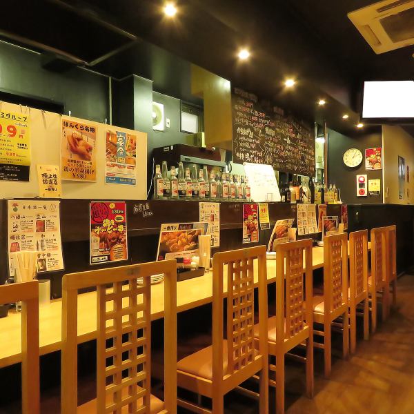 ≪お一人様歓迎！カウンター席≫落ち着いた雰囲気のカウンター席は、お一人様でも気兼ねなくお過ごしいただけます。お仕事帰りのちょい飲みや、サッと食事を済ませたい時にもぴったり。目の前で調理風景を眺めながら、店員との会話を楽しむのもおすすめです！