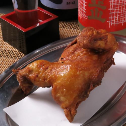 「まずはこれ!名物・鶏の半身揚げと酒が進む逸品」