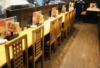 非常欢迎独自用餐的客人！我们有8个舒适的吧台座位。您可以享用在备长炭上现场烤制的烤鸡串，下班后也欢迎您过来喝一杯或吃点东西。
