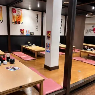 我们有一个榻榻米房间，最多可容纳 8 人，非常适合家庭用餐或与朋友聚会。伸展双腿，放松身心，尽情享用我们招牌的烤鸡串和饮品。