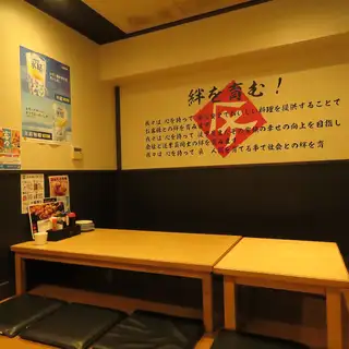 我们有一个可容纳8人的私人包间！非常适合小型宴会、公司聚会或朋友聚会。尽情享受美食美酒带来的美好时光。