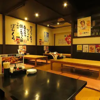 整个餐厅可供最多 60 人预订。我们可以接待大型团体，举办公司聚会、欢送会、欢迎会以及其他各种庆祝活动。尽情享用我们招牌的烤鸡串和各种饮品，度过一段美好的时光。