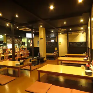 如果要举办大型团体宴会，请前往“Yakitori Bonkura”！整个餐厅可以预订，最多可容纳 60 人。我们的场地可用于各种场合，例如公司宴会、同学聚会和社区集会。