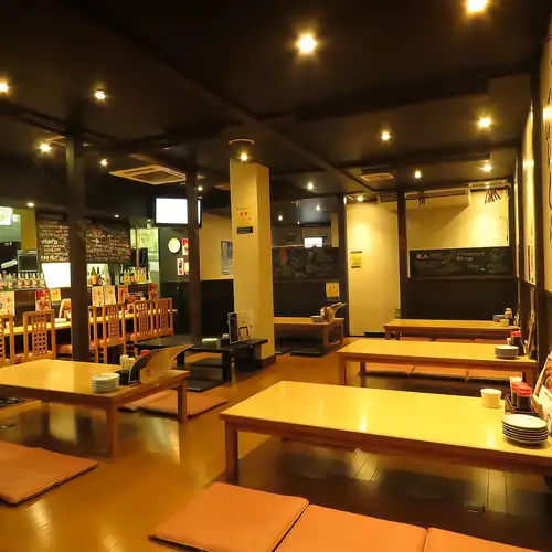 如果要举办大型团体宴会，请前往“Yakitori Bonkura”！整个餐厅可以预订，最多可容纳 60 人。我们的场地可用于各种场合，例如公司宴会、同学聚会和社区集会。
