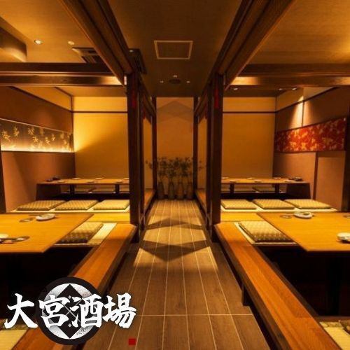 当店から徒歩1分の場所に個室空間を完備！5名様用が6部屋、全てつなげれば最大30名様でご利用いただけます。可動式の壁で仕切られているので、周囲の目を気にすることなく宴会をお楽しみください。会社の飲み会や合コンなど、さまざまなシーンにぴったりです。