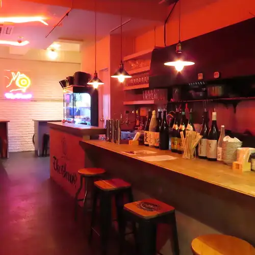 ネオンが照らす店内